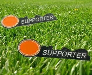 Crach&aacute; de Adepto de Futebol Laranja (12 un)