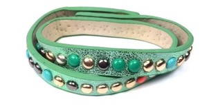 Pulseira verde com tachas (1 un.)