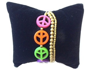 Pulseira colorida estilo Ibiza com s&iacute;mbolos da paz (1 un.)