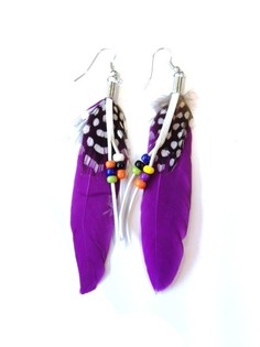 Brincos de penas estilo Ibiza roxo (1 un.)