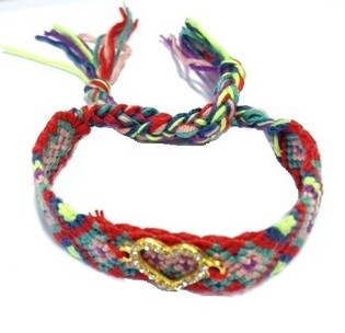 Pulseira Tran&ccedil;ada Multicolor Estilo Ibiza com Cora&ccedil;&atilde;o de Strass (1 un.)